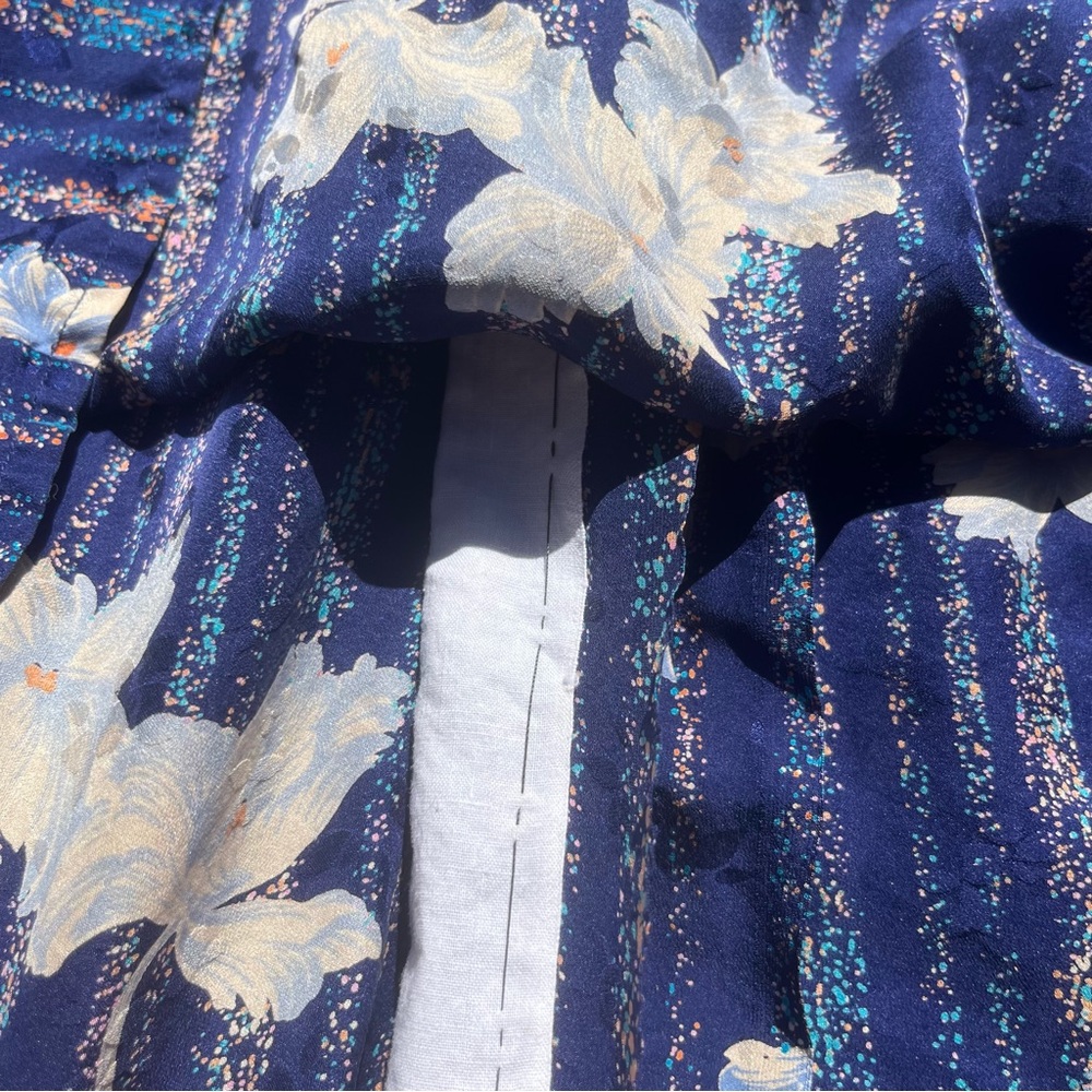 Vintage 100% Silk Tie Neck Blouse – Midnight Blue Abstract Moth & Ikat Motif S/M - Picture 6 of 13
